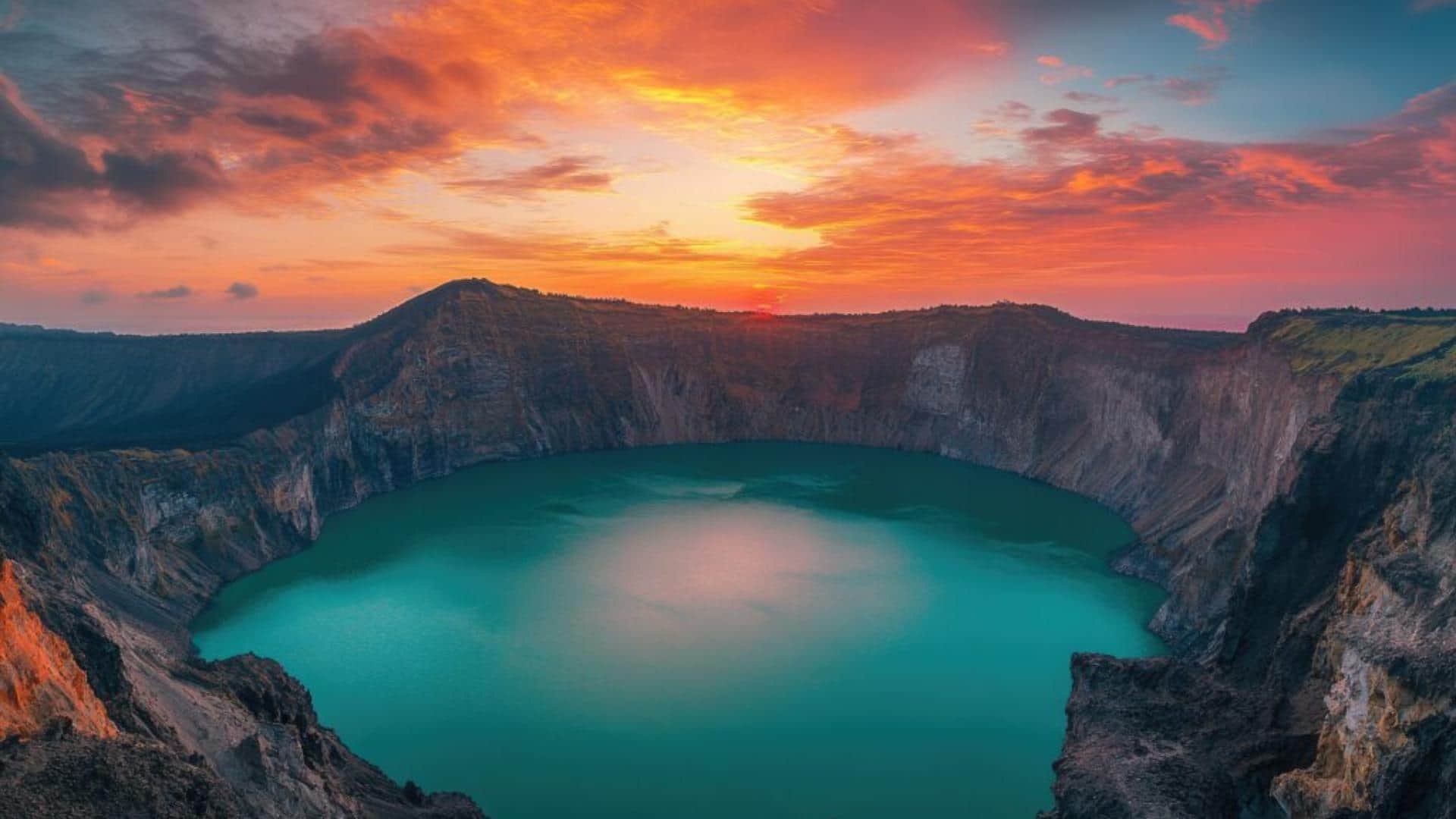 Mysterious Lake That Glows Like Turquoise at Night Know Interesting Facts in Hindi