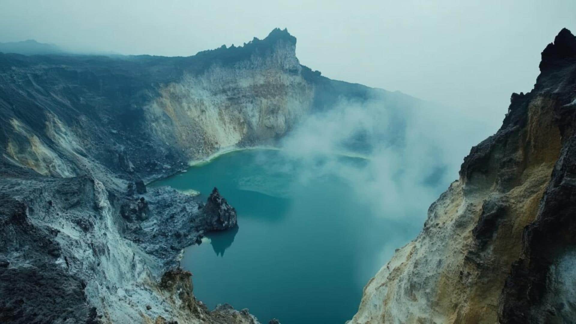 Mysterious Lake That Glows Like Turquoise at Night Know Interesting Facts in Hindi