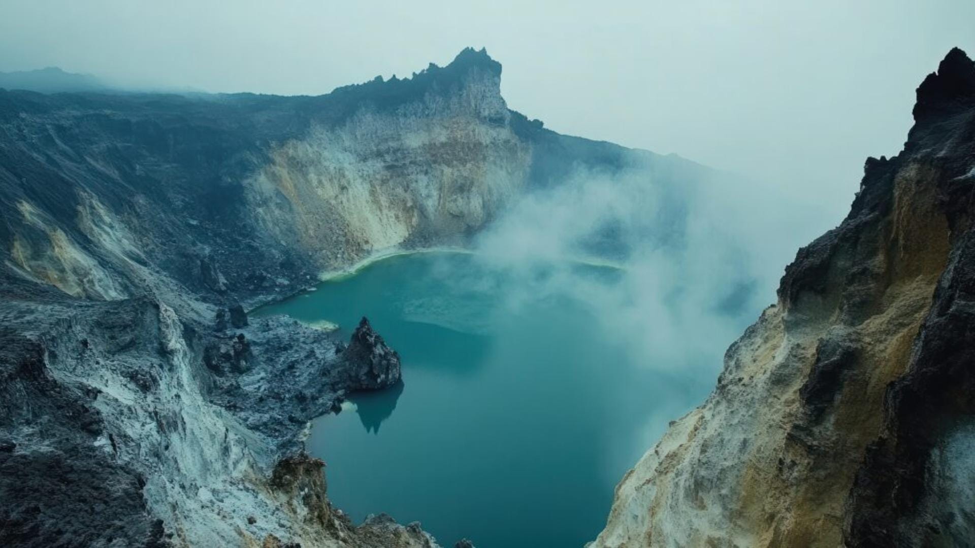 Mysterious Lake That Glows Like Turquoise at Night Know Interesting Facts in Hindi