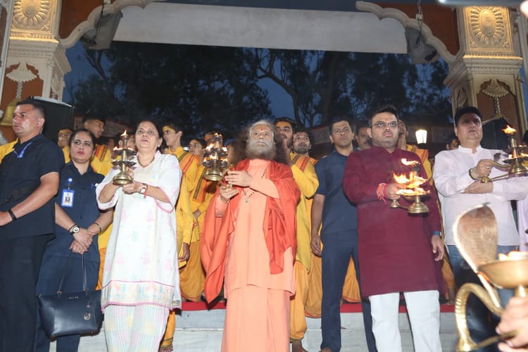 Rishikesh: परिवार संग परमार्थ निकेतन पहुंचे ICC के अध्यक्ष जय शाह, पूजा अर्चना कर गंगा आरती में हुए शामिल