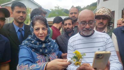 Pahalgam Terror Attack: Mehbooba Mufti visits Pahalgam, directly interacts with the public