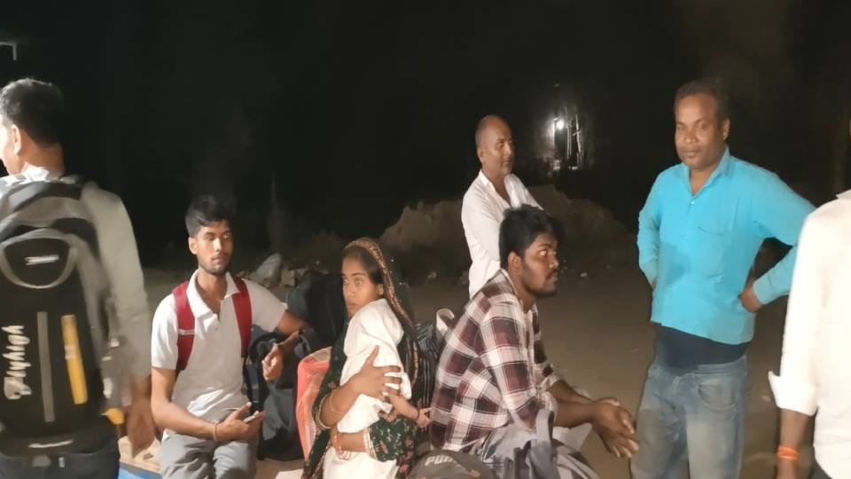 Sleeper bus stuck on railway track at midnight in Amethi passengers were rescued safely
