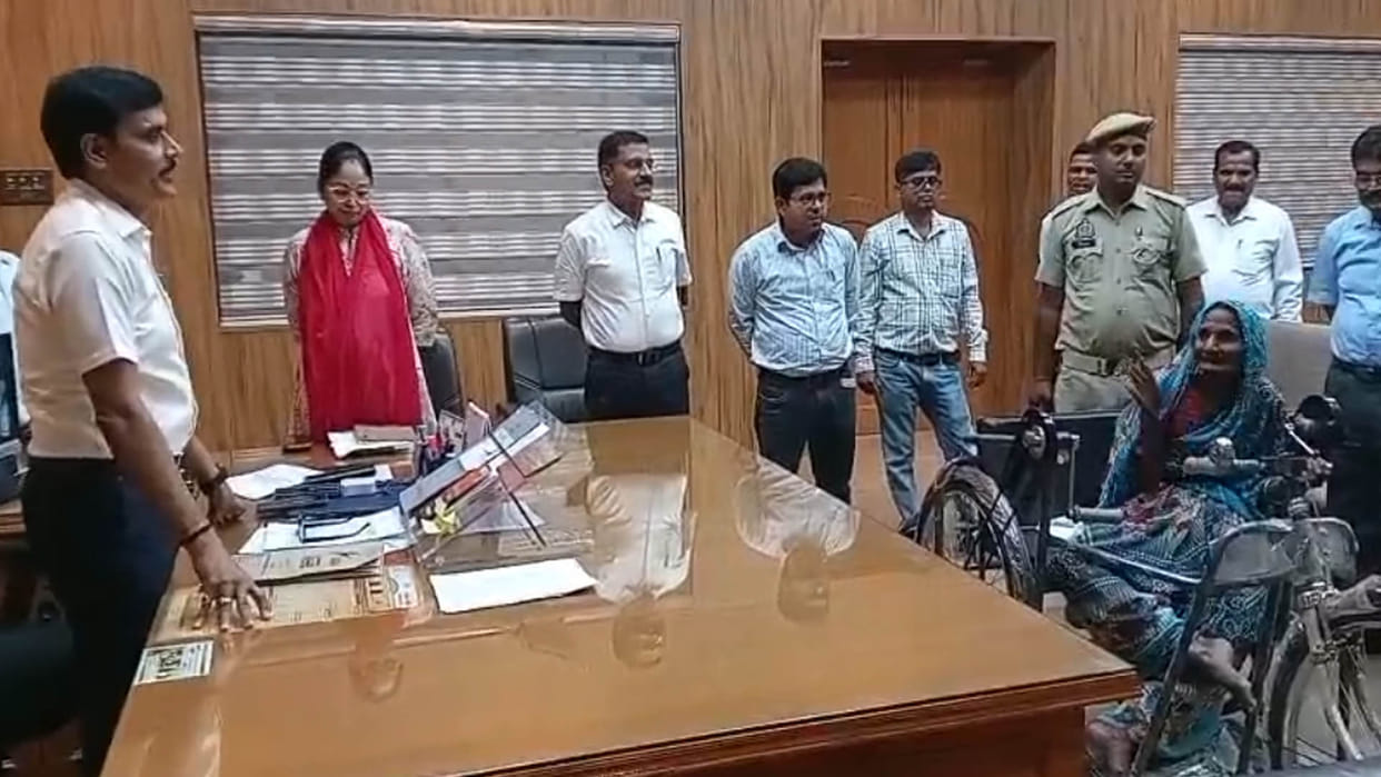 Hardoi: Woman entered DM's chamber dragging herself, came out riding on a tricycle