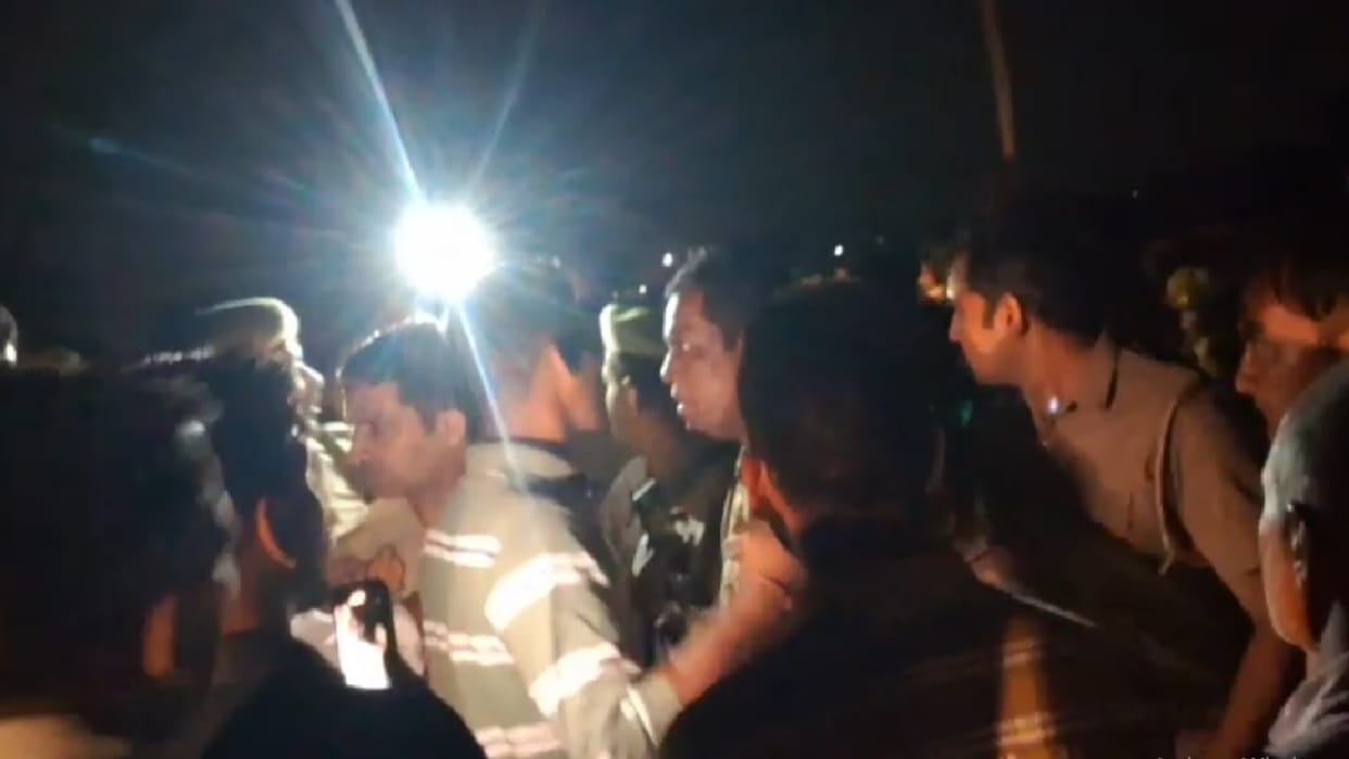 There was a fight between two parties in Bulandshahr over a land dispute