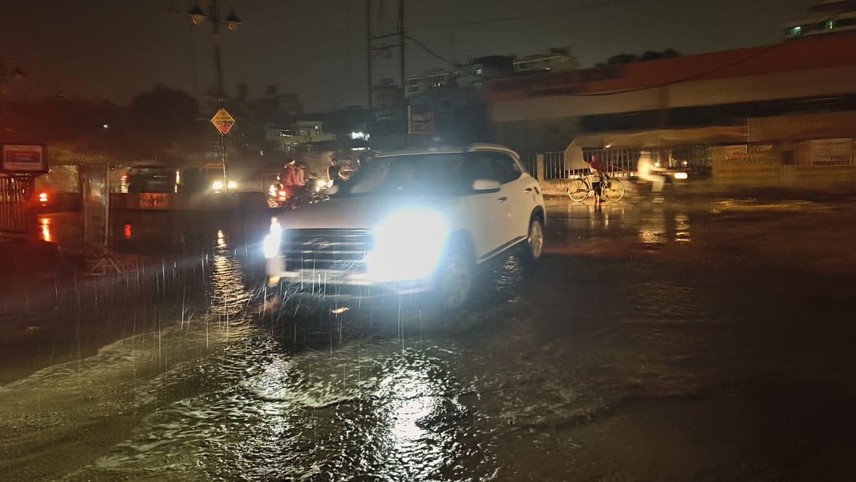 Varanasi Weather Update heavy rain with strong thunderstorm and power cut