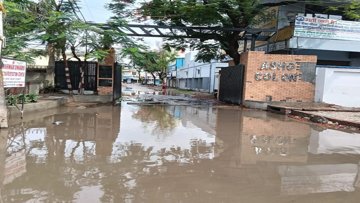 Heavy rain with strong winds in Pilibhit power cut due to storm in lakhimpur Kheri