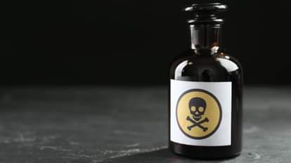 जहर खाकर दी जान। सांकेतिक तस्वीर।