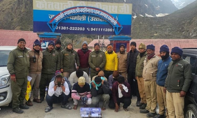 Badrinath Dham: पुष्पा गैंग के आठ टप्पेबाज पकड़े, श्रद्धालु बनकर लगते थे लाइन में, फिर जेब से उड़ाते थे रकम