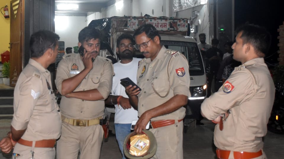teacher committed suicide in a hotel room with his minor girlfriend In Aligarh