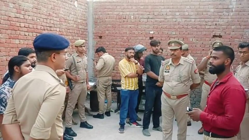 teacher committed suicide in a hotel room with his minor girlfriend In Aligarh