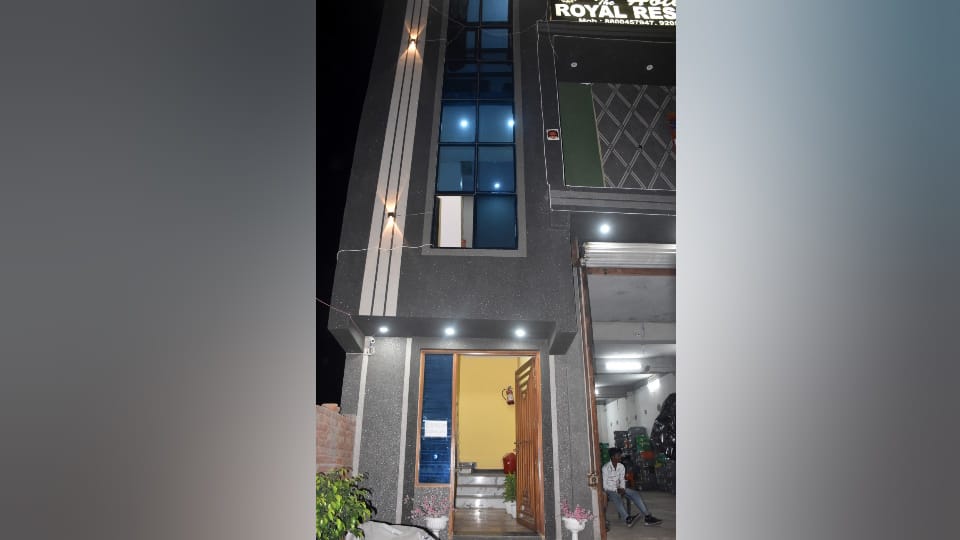teacher committed suicide in a hotel room with his minor girlfriend In Aligarh