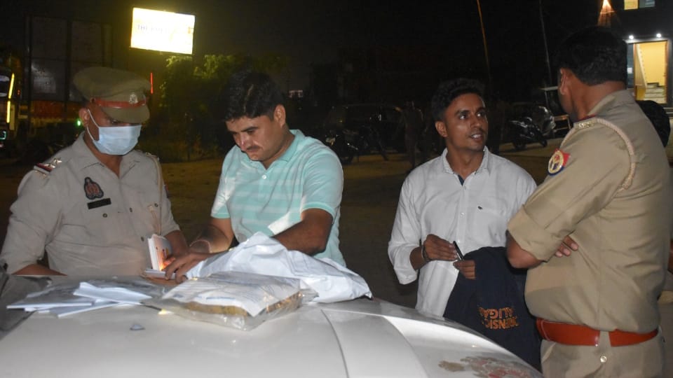 teacher committed suicide in a hotel room with his minor girlfriend In Aligarh
