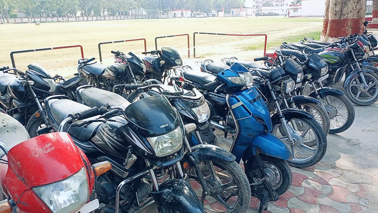 Barabanki: 13 stolen bikes found in a room of a closed sugar mill, two criminals arrested.
