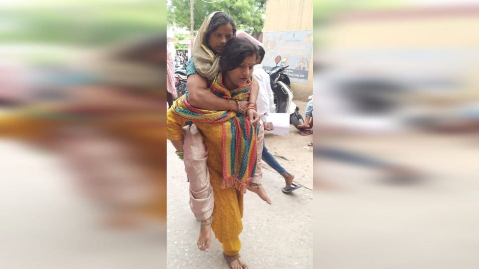 Agra district hospital woman ran with her sister on her back then she got treatment