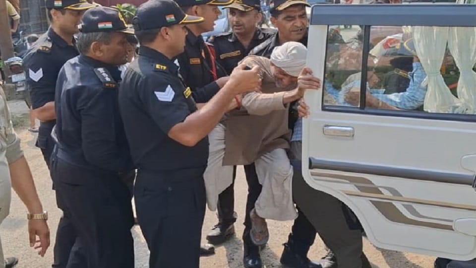 Meerut: Municipal Corporation team arrived to take possession of the land, when the old man protested