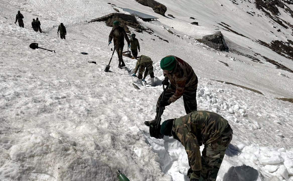Hemkund Sahib Yatra 2025 Army Soldiers busy clearing snow from Aastha Path amid snowfall
