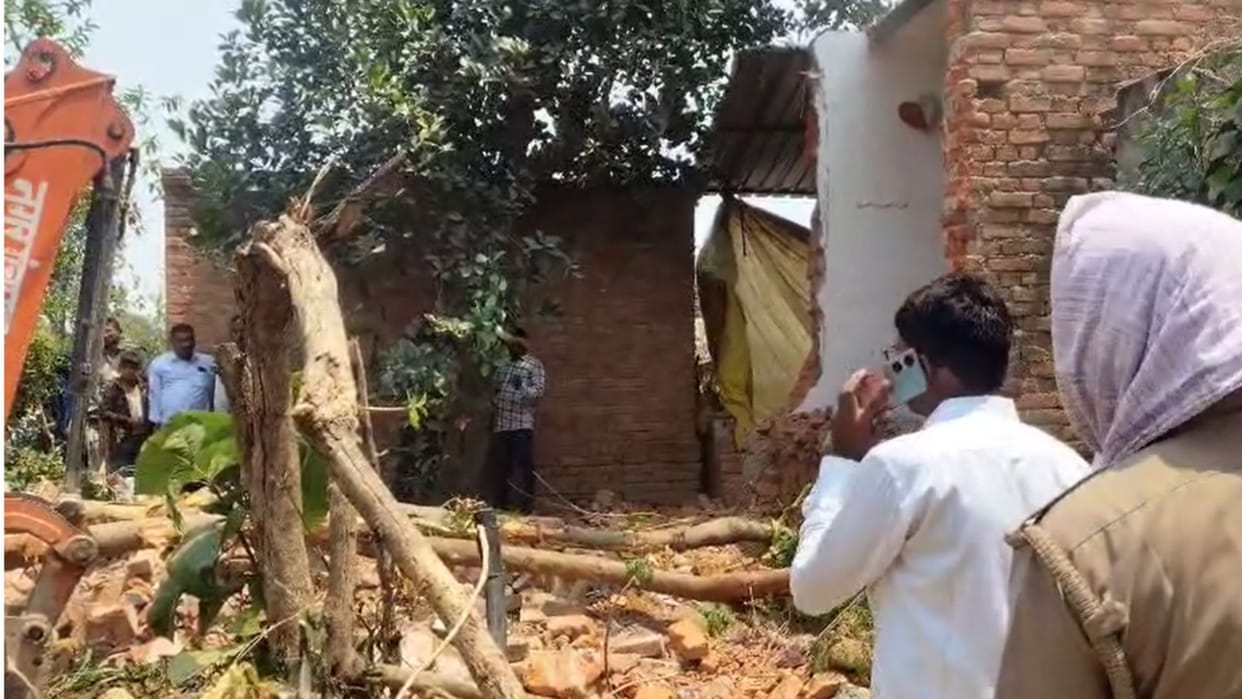 Bulldozer roared on the instructions of the High Court Tehsildar freed the Chak Marg from encroachment