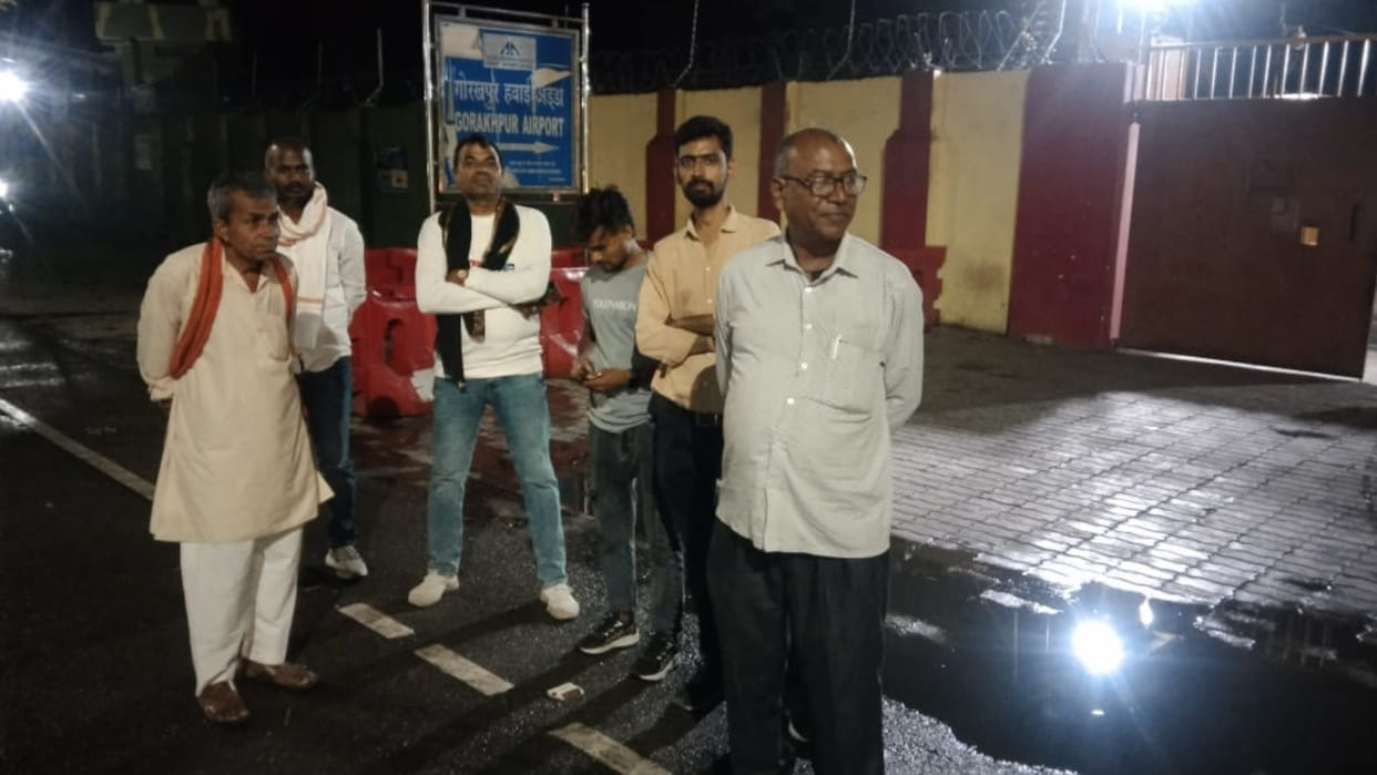 Emergency landing of flight from Mumbai to Gorakhpur, returned to Gorakhpur by another flight after 6 hours