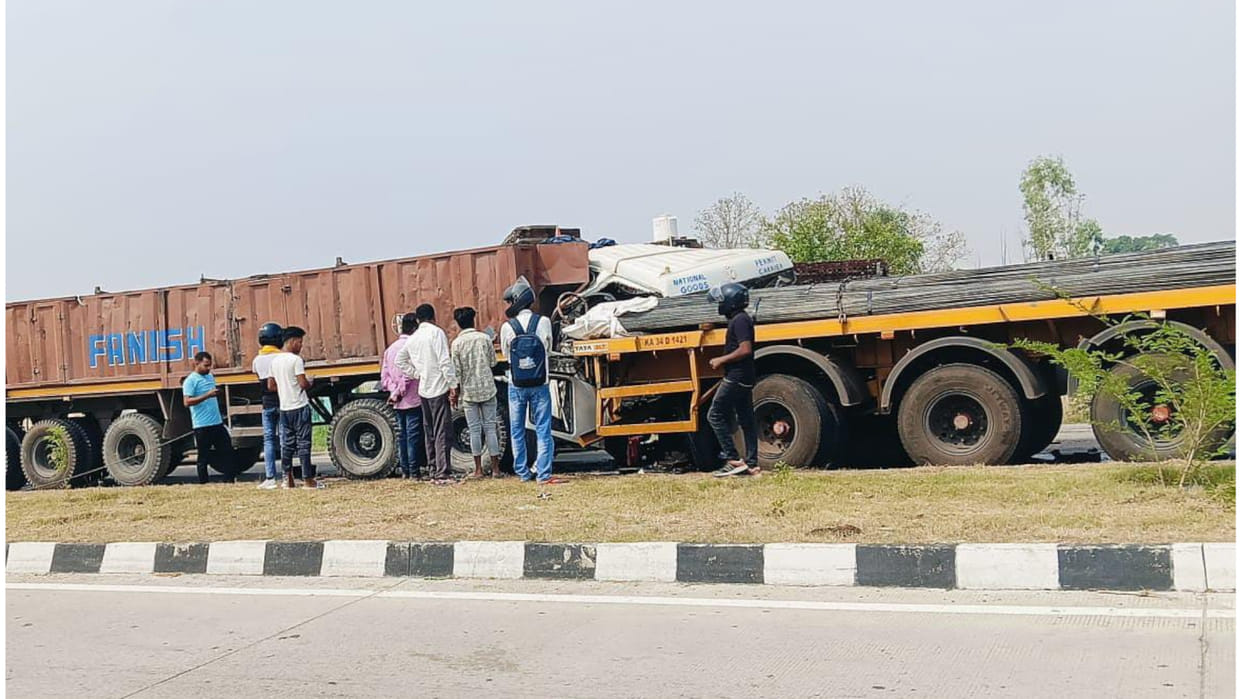 In Gorakhpur, a trailer parked for two days collided with another trailer, driver died
