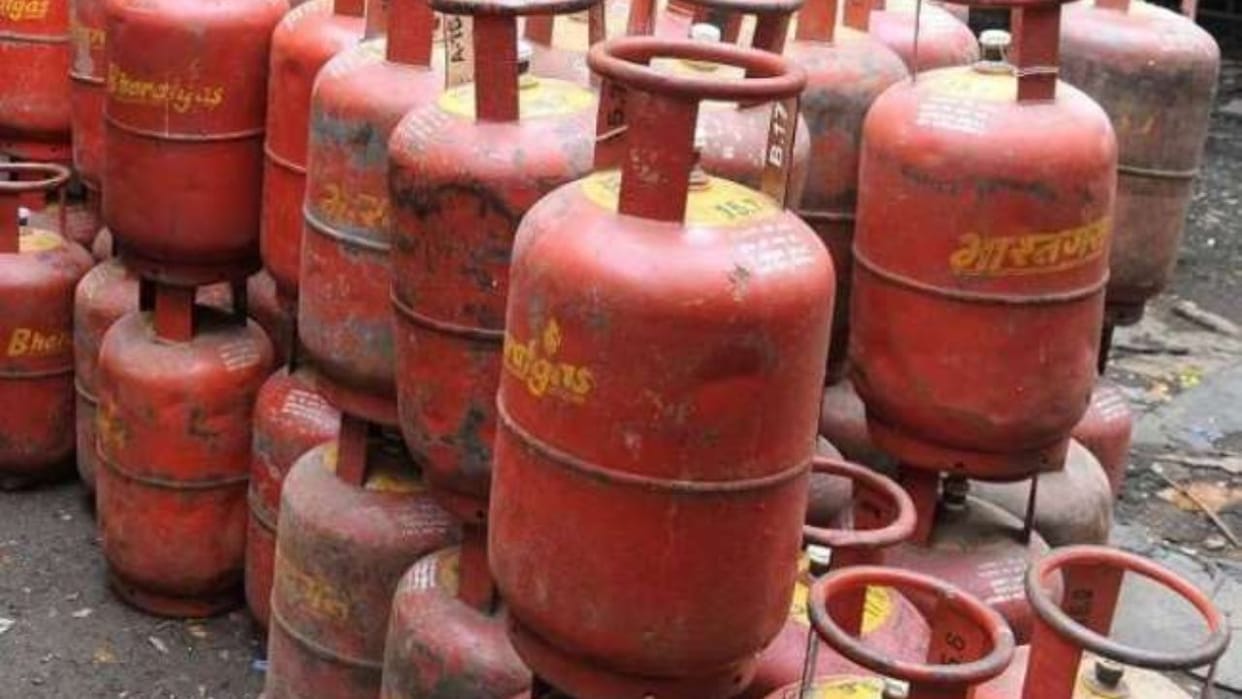 thief stole three cylinders from a woman's house in Delhi