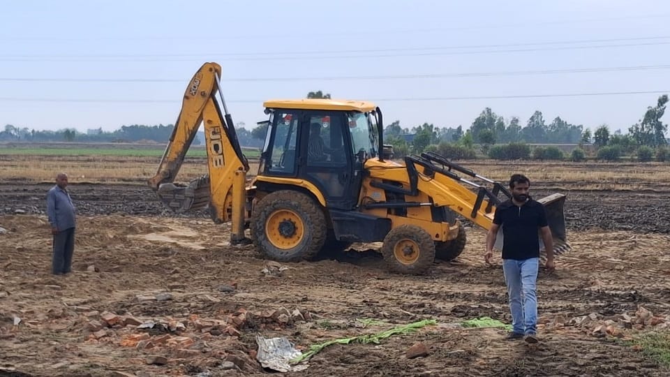 JCB demolishing the house of murder accused Mushtaq in sitarganj