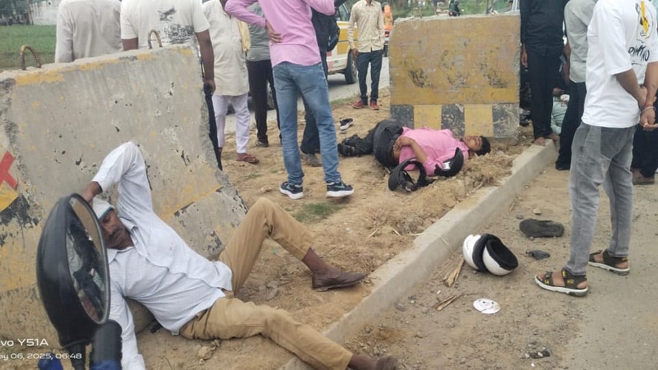 Bijnor: Two youths died in collision between car and bike, five people in the car injured