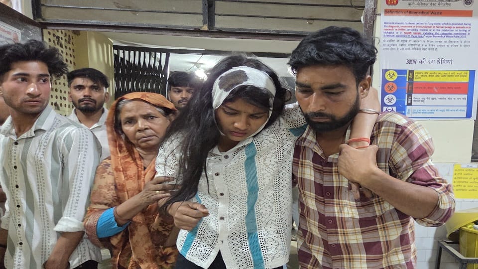 Bijnor: Three including two girls died in a road accident, 14 people of a family were injured
