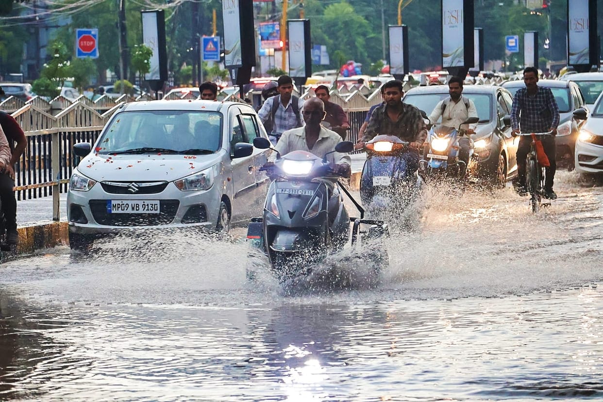 Indore: Heavy rain with strong winds in Indore for the third day, waterlogging in many areas, power outage