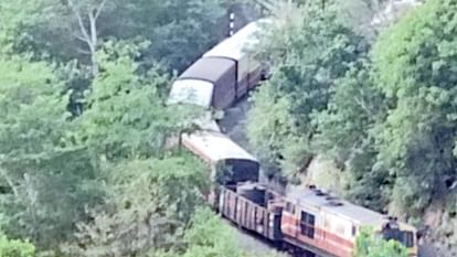 Himachal: विश्व धरोहर कालका-शिमला ट्रैक पर पांच साल बाद शुरू हुई पैसेंजर ट्रेन, इतना लगेगा किराया Passenger train started after five years on the world heritage Kalka-Shimla track, this much will be the fare