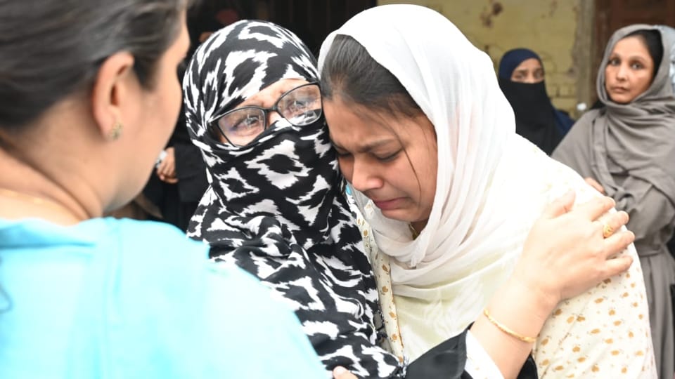 Kanpur Fire Tragedy Neighborhood Mourns Family Lost in Chaman Ganj Tragedy Full Story in Hindi