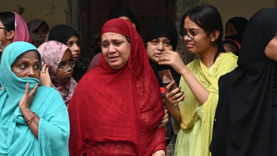 Kanpur Fire Tragedy Neighborhood Mourns Family Lost in Chaman Ganj Tragedy Full Story in Hindi