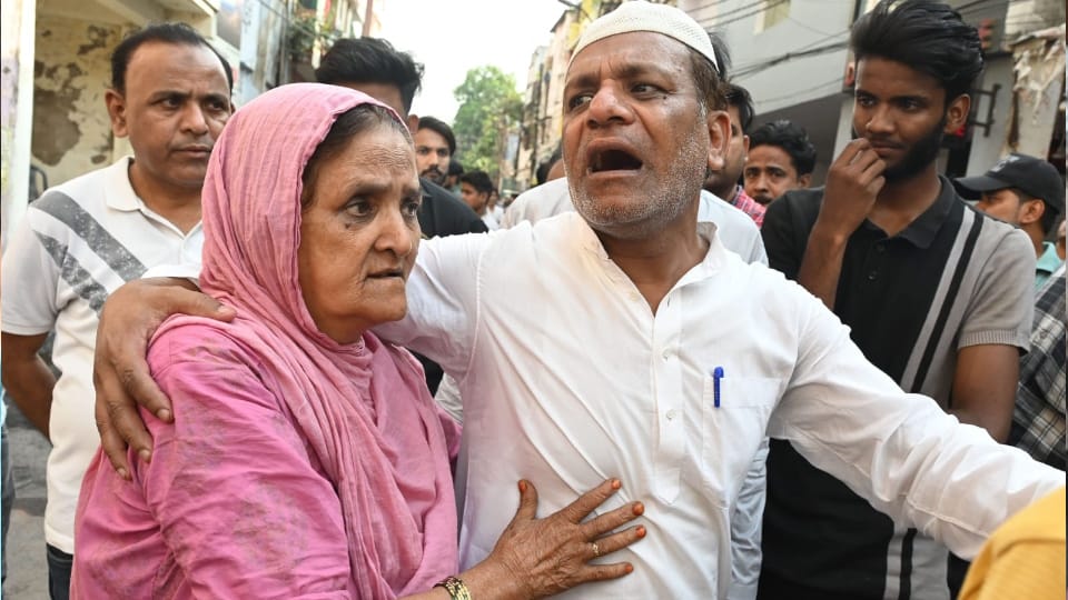 Kanpur Fire Tragedy Neighborhood Mourns Family Lost in Chaman Ganj Tragedy Full Story in Hindi