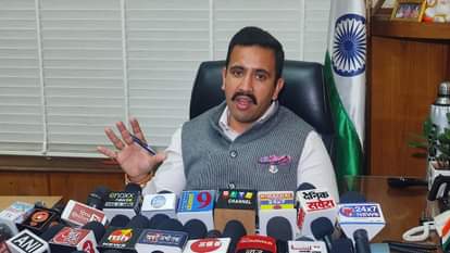 लोक निर्माण मंत्री विक्रमादित्य सिंह