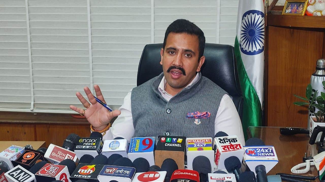 लोक निर्माण मंत्री विक्रमादित्य सिंह (फाइल फोटो)।