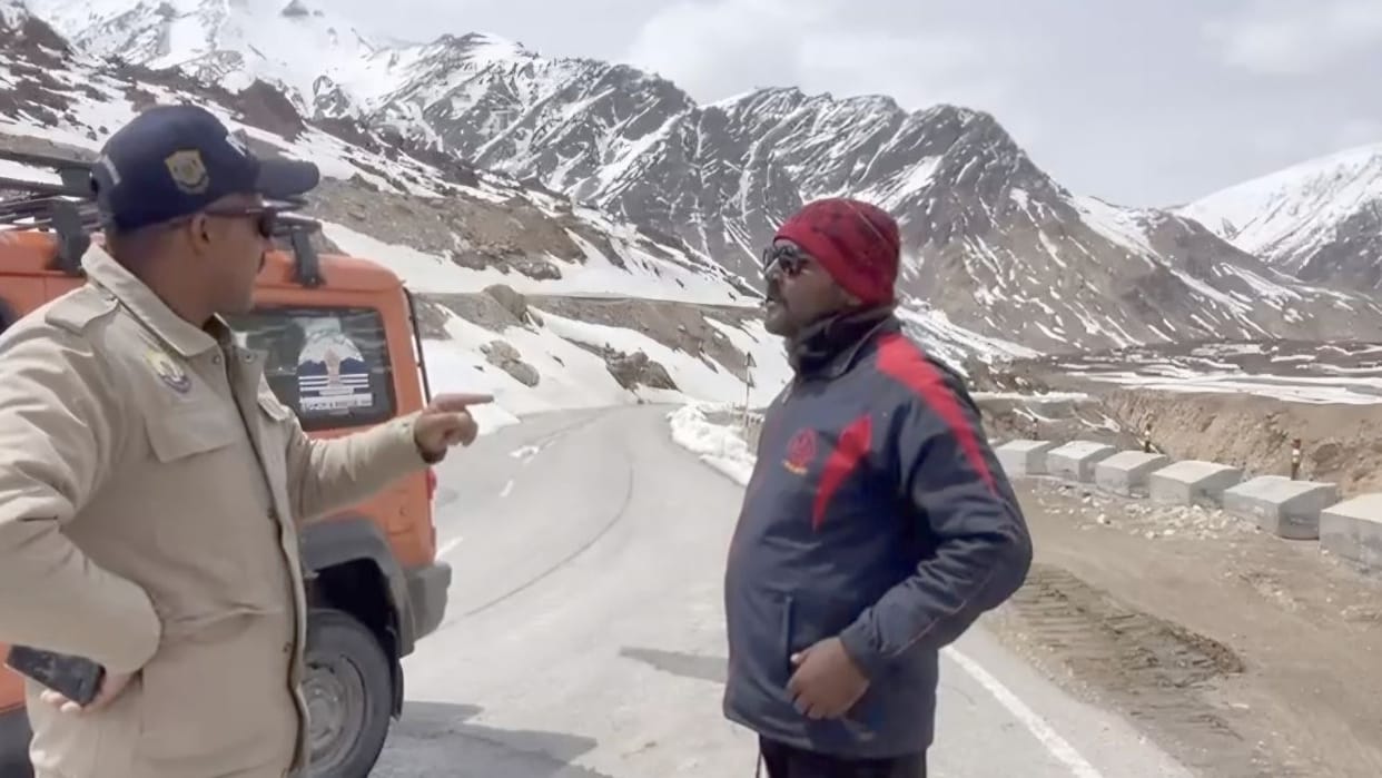 Himachal Pradesh Dispute between police and BRO argument over snow and delay in restoration
