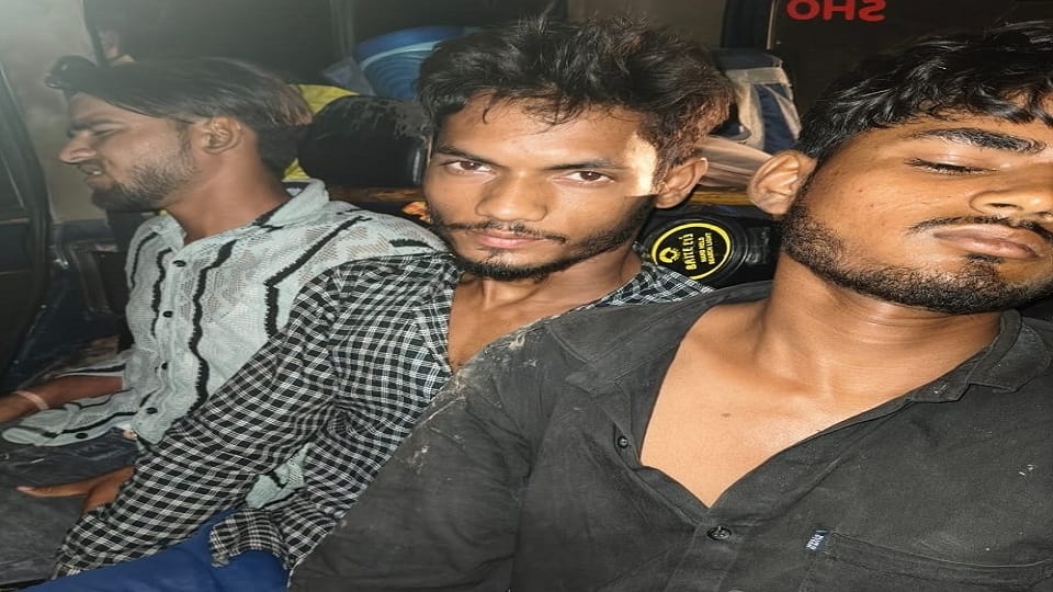 Police arrested four criminals in an encounter three were shot in leg