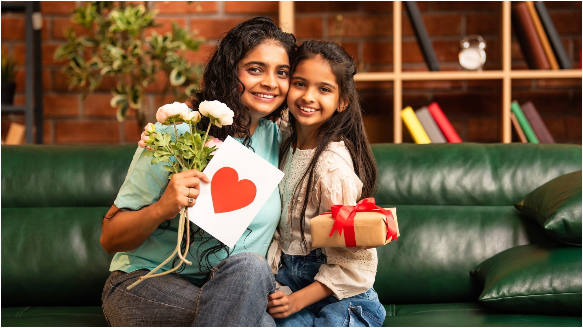 Do not gift these things to anyone relationships may break know Vastu Tips For Gifts disprj