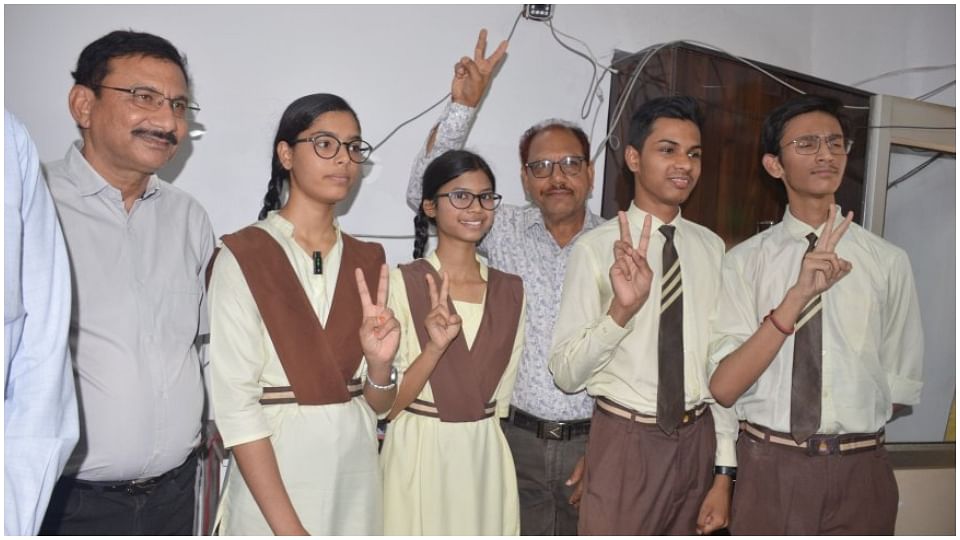 शैजाह फातिमा बाएं से पहली ओर अपने शिक्षकों और सहपाठियों के साथ।