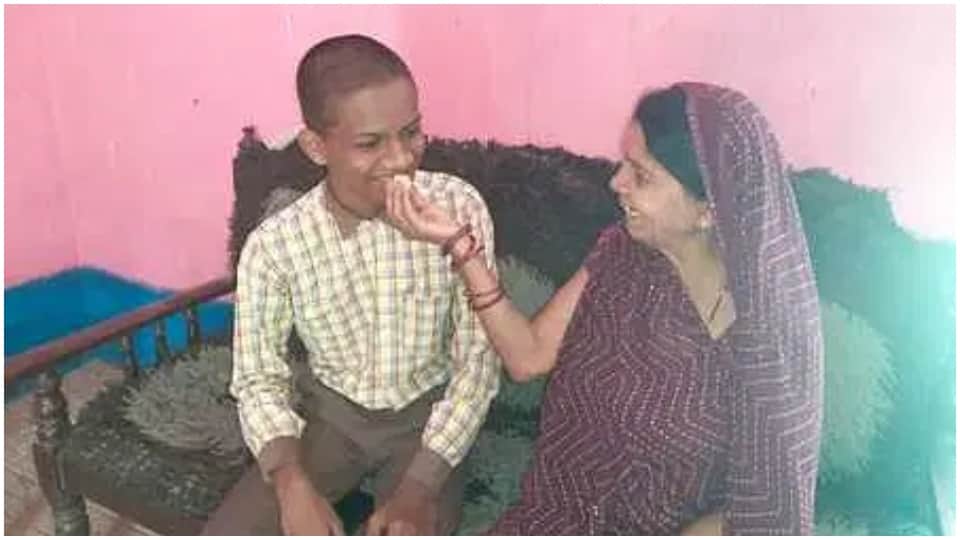 अंशुल केवट को दसवीं बोर्ड परीक्षा में मिले 500 में से 492 अंक।