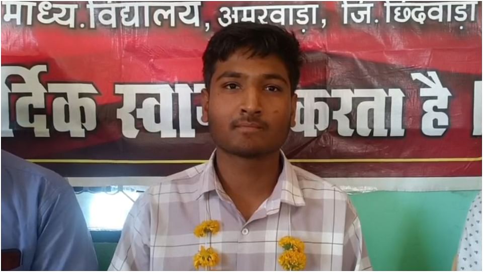 हरिओम ने 500 में से 484 अंक प्राप्त किए।