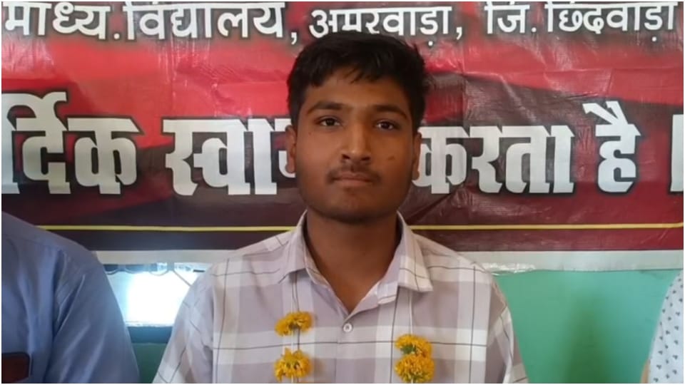 हरिओम ने 500 में से 484 अंक प्राप्त किए।