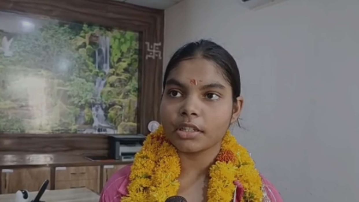 MP Board Result 2025 Auto driver's daughter Rimjhim secured first position, wants to fulfill her dream of beco