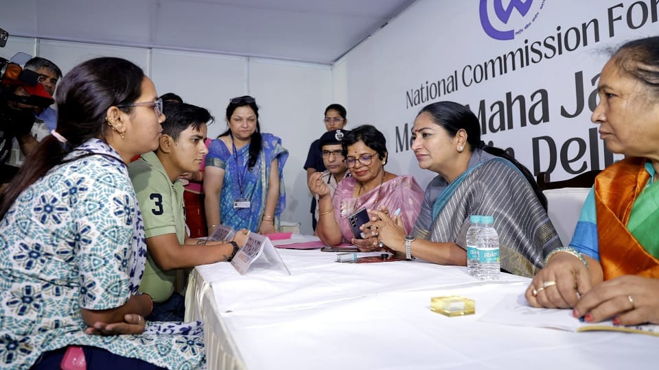 CM Rekha Gupta heard the problems of women in the Mahila Maha Jansunwai