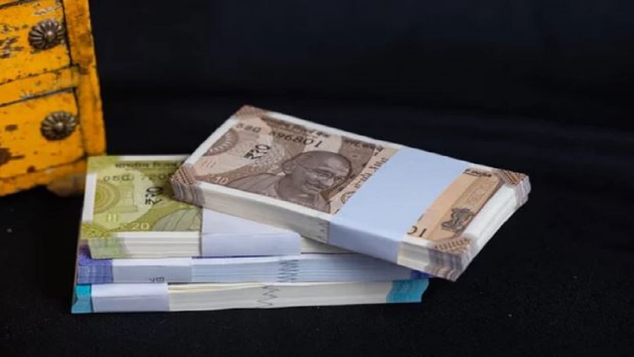 Small notes not available from banks one rupee bundle sold online for rs 600