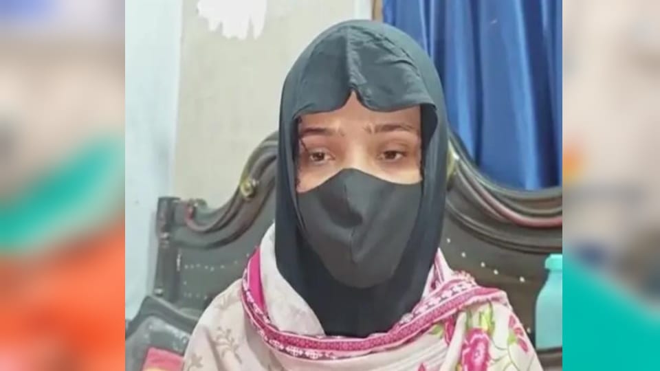 Sana from sardhana Meerut sent back from border, Two Child to stay with father in Pakistan