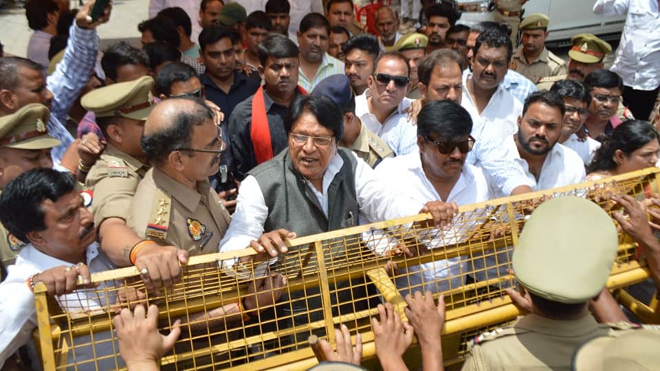police again placed SP MP Ramji Lal Suman under house arrest Before going to Kasganj