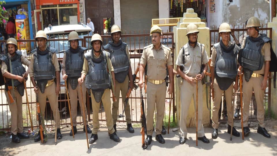 police again placed SP MP Ramji Lal Suman under house arrest Before going to Kasganj
