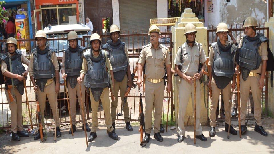 police again placed SP MP Ramji Lal Suman under house arrest Before going to Kasganj