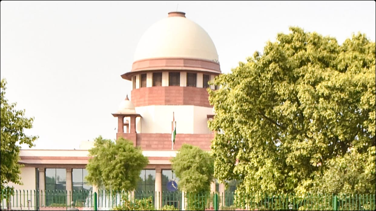 SC initiates contempt proceedings against YouTuber for defamatory remarks against judges News In Hindi