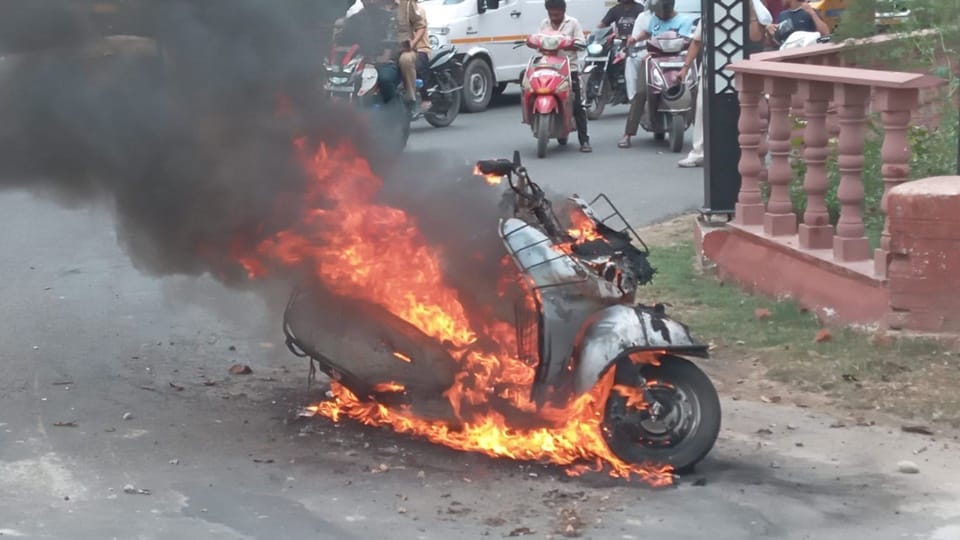 VIDEO: A moving scooter turned into a ball of fire, causing chaos on Kanth Road in Moradabad, traffic jam